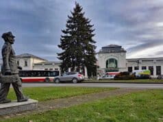 Nowy Sącz, pomnik kolejarza przed dworcem kolejowym