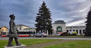 Nowy Sącz, pomnik kolejarza przed dworcem kolejowym