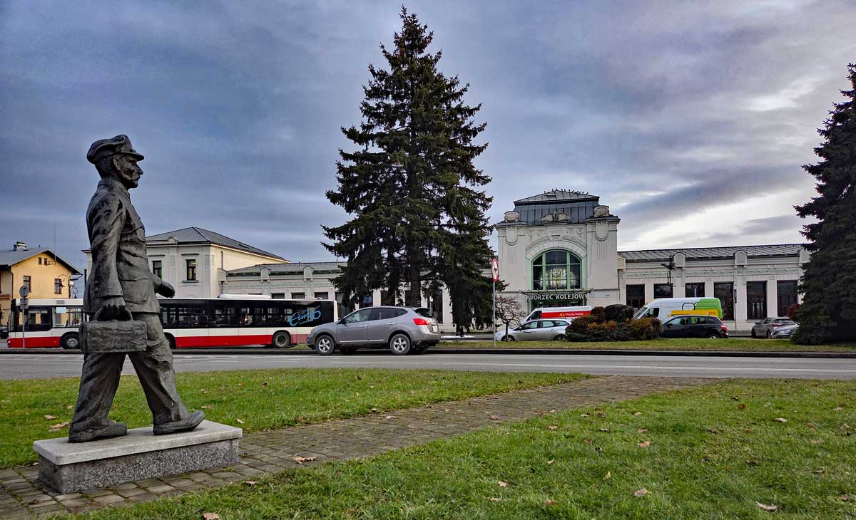 Nowy Sącz, pomnik kolejarza przed dworcem kolejowym. 2026 to Rok Sądeckich Kolejarzy (uchwała Rady Miasta)