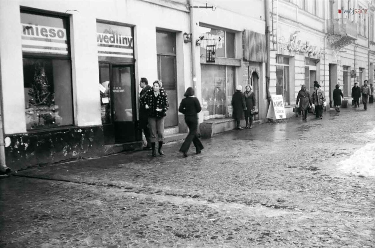 Fragment rynku w Nowym Sączu w 1977. widoczne wejście do kawiarni Ratuszowa
