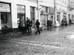 Fragment rynku w Nowym Sączu w 1977. widoczne wejście do kawiarni Ratuszowa