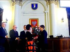 uchwalenie budżetu Nowego Sącza na 2026 - kwiaty dla skarbnika