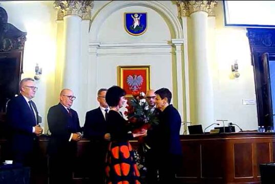 uchwalenie budżetu Nowego Sącza na 2026 - kwiaty dla skarbnika