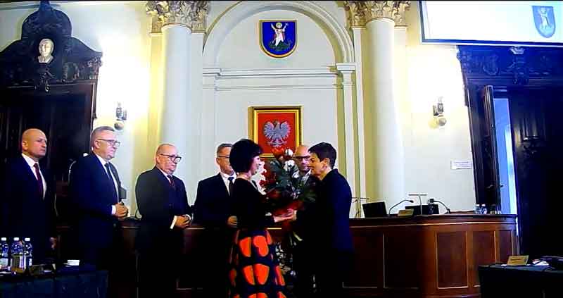 uchwalenie budżetu Nowego Sącza na 2026 - kwiaty dla skarbnika