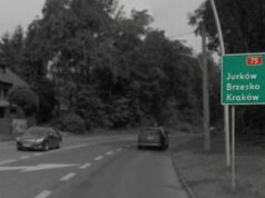 Decyzja środowiskowa dla przebudowy DK75 w części uchylona i w części utrzymana. Tablica informacyjna przy drodze krajowej w Nowym Sączu