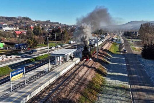 Uroczysty przejazd pociągiem retro do Rabki Zaryte z okazji wznowienia połączeń