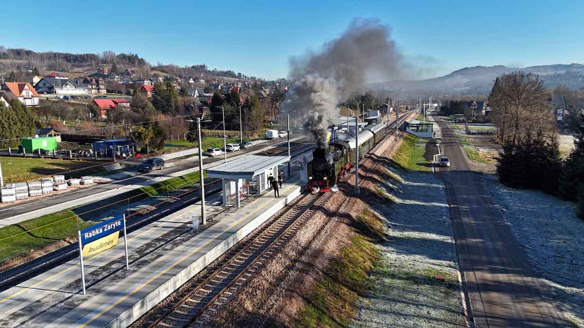 Uroczysty przejazd pociągiem retro do Rabki Zaryte z okazji wznowienia połączeń