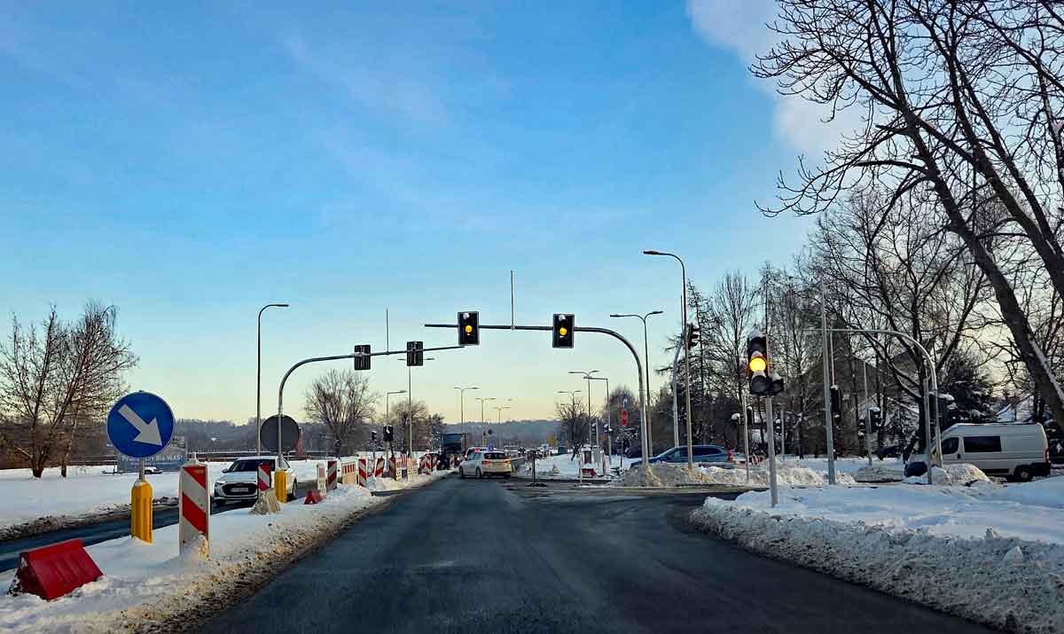 ulica Kilińskiego w Nowym Sączu w trakcie remontu. Skręt w Husarską i wyjazd z Husarskiej na Kilińskiego tylko w prawo