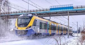 Uczniowie mogą podróżować kolejami regionalnymi po Małopolsce tylko za 1 zł Małopolski bilet na ferie - pociąg Impuls Newag - Koleje Małopolskie