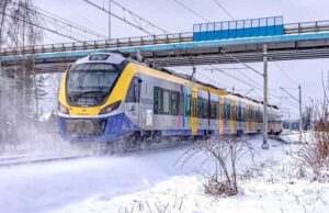 Uczniowie mogą podróżować kolejami regionalnymi po Małopolsce tylko za 1 zł Małopolski bilet na ferie - pociąg Impuls Newag - Koleje Małopolskie