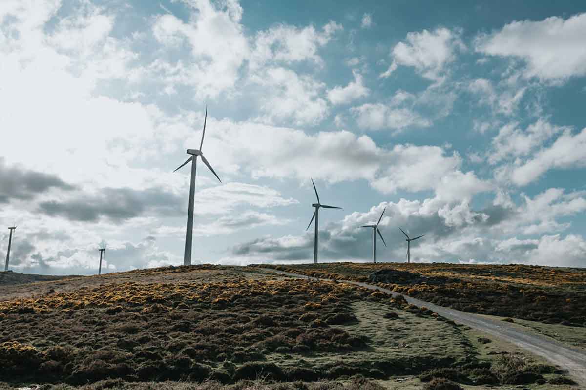 Technik OZE to specjalista zajmujący się projektowaniem, montażem, serwisem i kontrolą systemów takich jak instalacje fotowoltaiczne, pompy ciepła, kolektory słoneczne czy turbiny wiatrowe