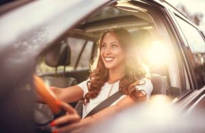 Pierwszy wynajem samochodu - dolcar.auto.pl - uśmiechnięta kobieta za kierownicą