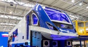 W Nowym Sączu pokazano budowę pierwszego z 35 hybrydowych zespołów trakcyjnych dla PKP Intercity hybrydowy Impuls 2 powstaje w Newagu w Nowym Sączu