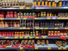 Ceny kawy w sklepach w 2025 rosły w dwucyfrowym tempie. Różne rodzaje kaw na półce marketu