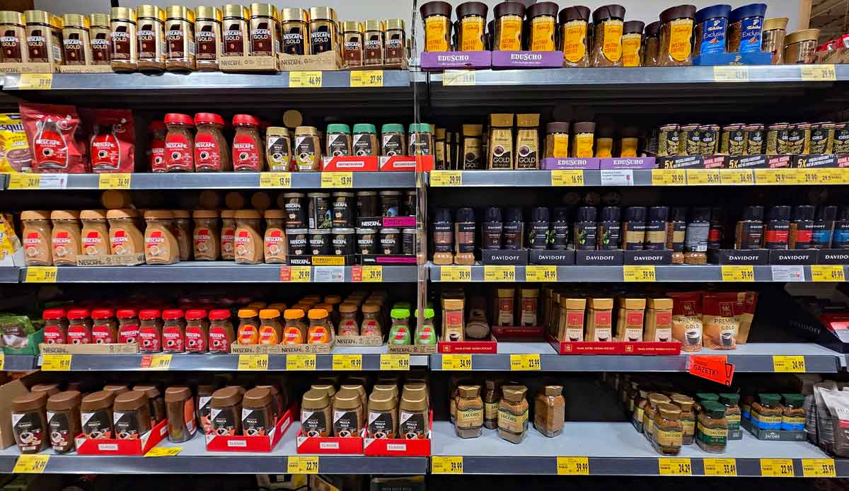 Ceny kawy w sklepach w 2025 rosły w dwucyfrowym tempie. Różne rodzaje kaw na półce marketu