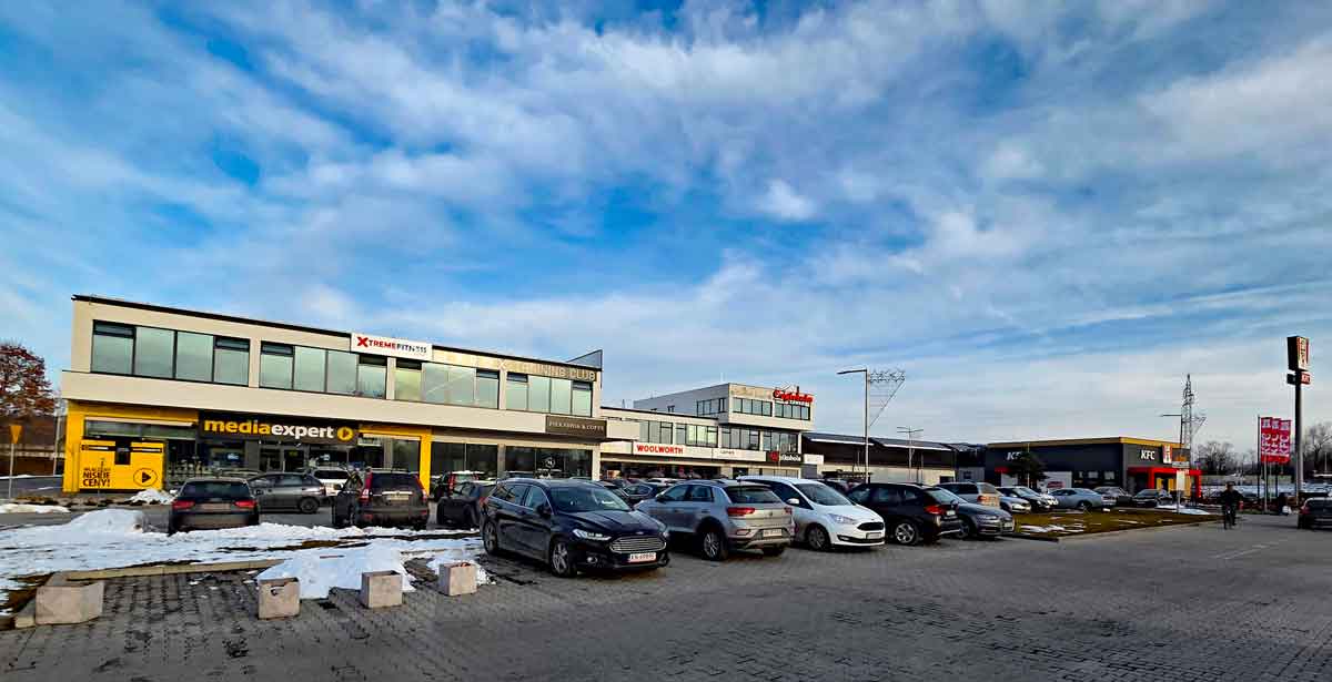 widok z ulicy Nawojowskiej na Centrum Handlowe Cegielnia Zawada