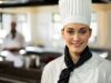 Pasja na talerzu – jak przekuć zamiłowanie do gotowania i pieczenia w profesjonalny zawód? zawodowy kurs kucharza i cukiernika - Ramus - kobieta w czapce kucharza