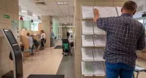 ile otwarto JDG 2025 - mężczyzna przy regale z formularzami