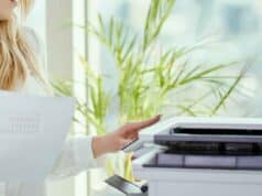 tonery zamienniki - print24.com.pl - kobieta przy drukarce