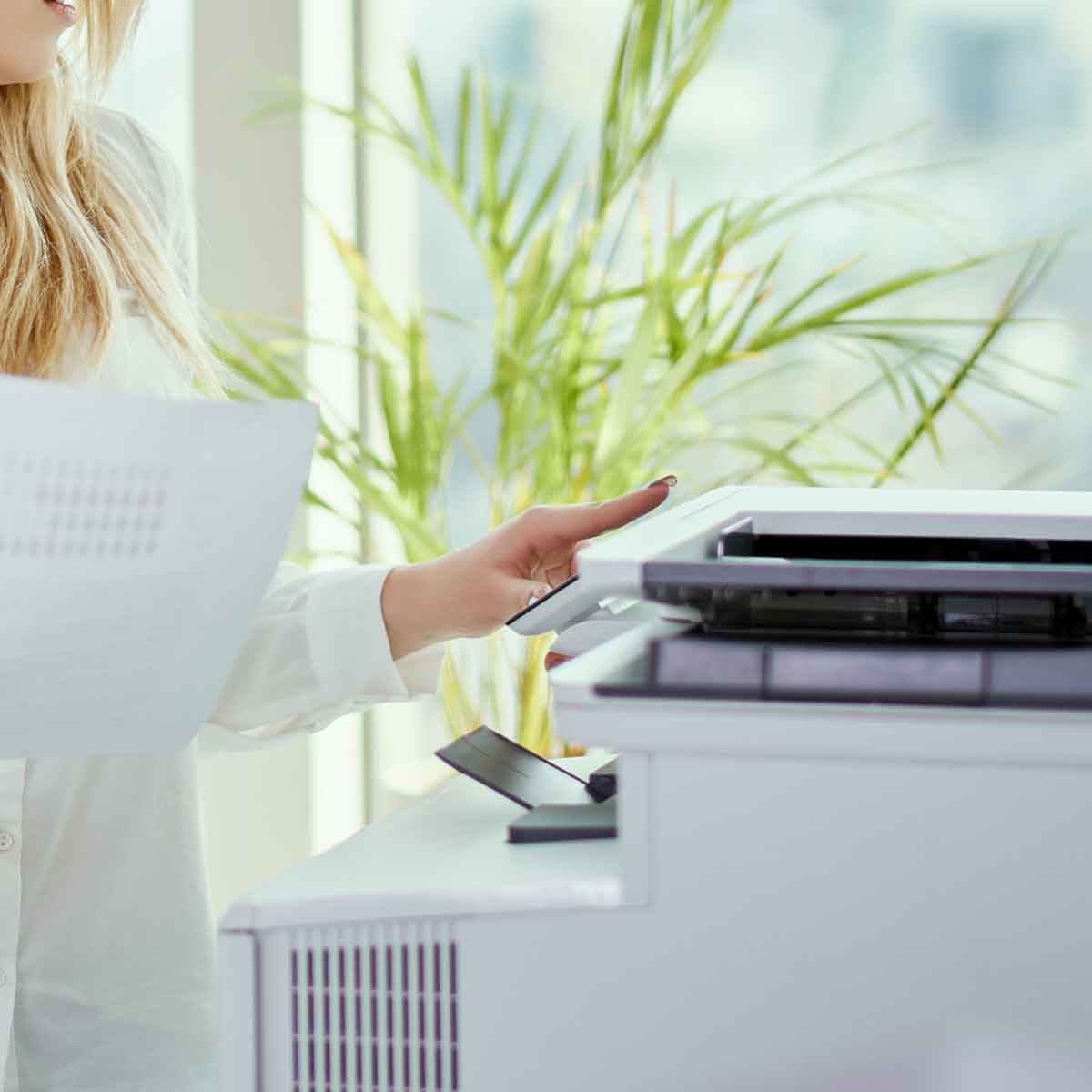 tonery zamienniki - print24.com.pl - kobieta przy drukarce