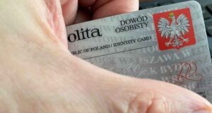 zastrzeżenie numeru PESEL. dowód osobisty w dłoni