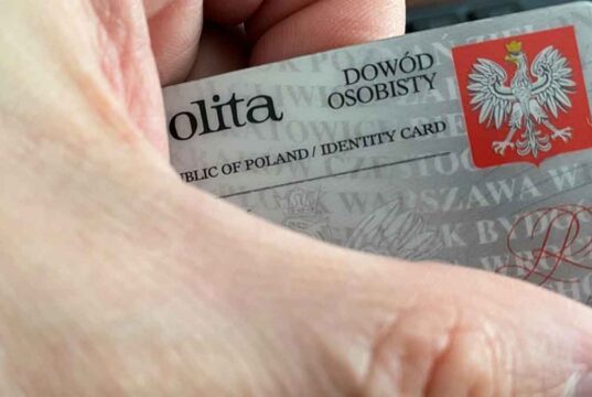 zastrzeżenie numeru PESEL. dowód osobisty w dłoni