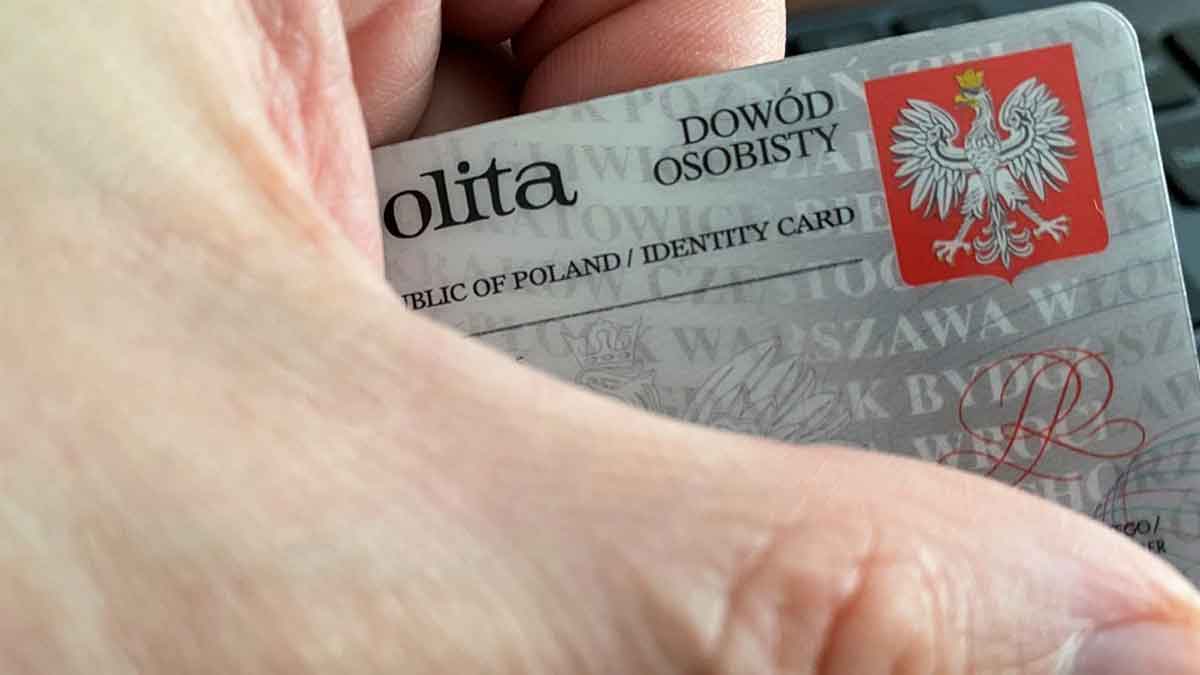 zastrzeżenie numeru PESEL. dowód osobisty w dłoni