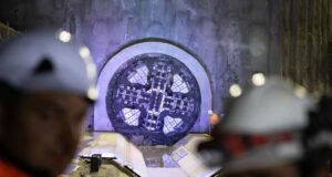 Długi na 3,8 km tunel kolejowy pod Pisarzową wkrótce gotowy. Już zakończono drążenie tunelu ewakuacyjnego Tarcza TBM Kinga wydrążyła tunel ewakuacyjny pod Pisarzową