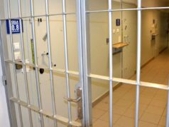 podczas akcji Poszukiwany zatrzymali 17 poszukiwanych osób. krata, wejścia do cel