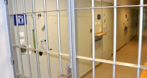 podczas akcji Poszukiwany zatrzymali 17 poszukiwanych osób. krata, wejścia do cel