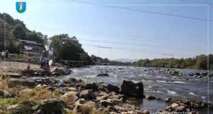uruchomienie instalacji do slalomu kajakowego na Dunajcu - wrzesień 2024