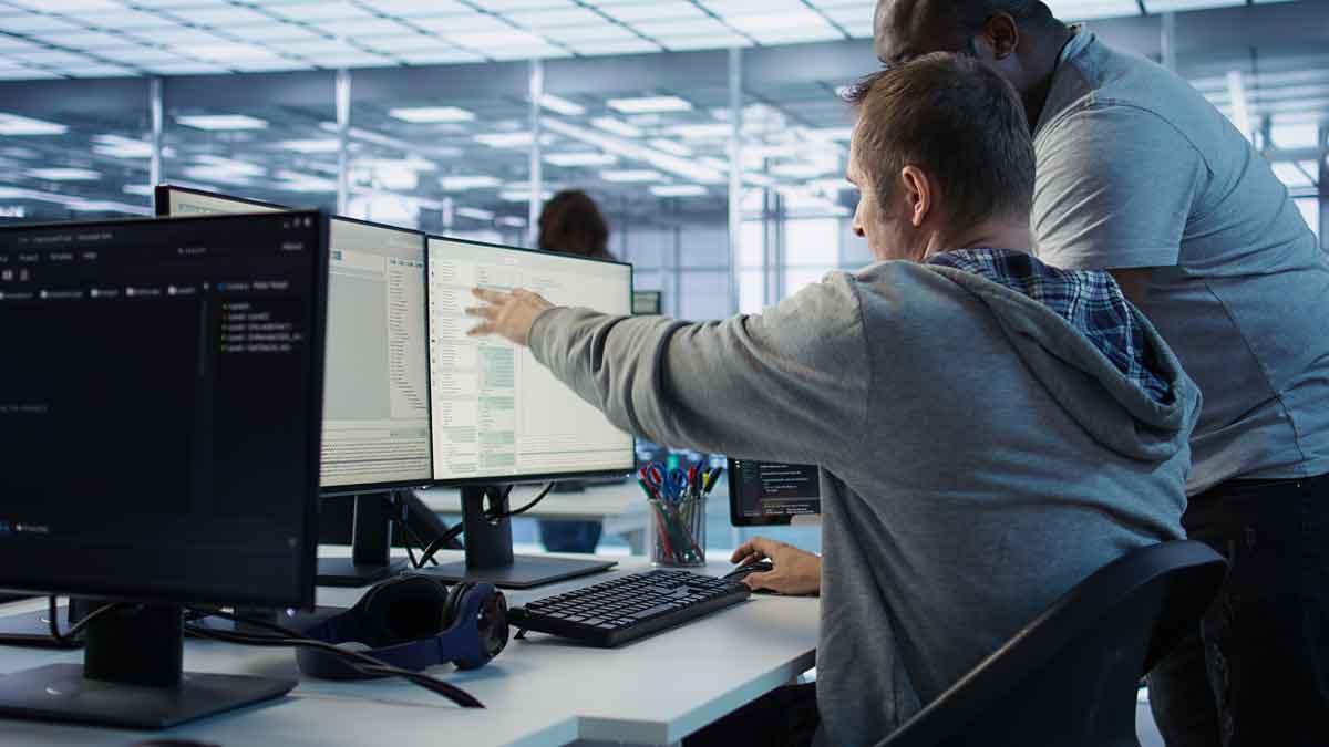 Jak działa ubezpieczenie OC dla branży IT? mężczyzna przed ekranem komputera