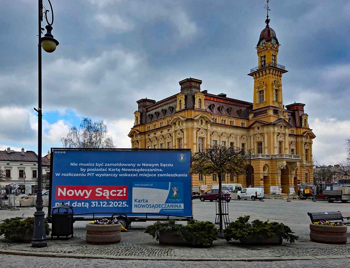 przyczepka z bilboardem reklamowy od miesięcy stoi na nowosądeckim rynku