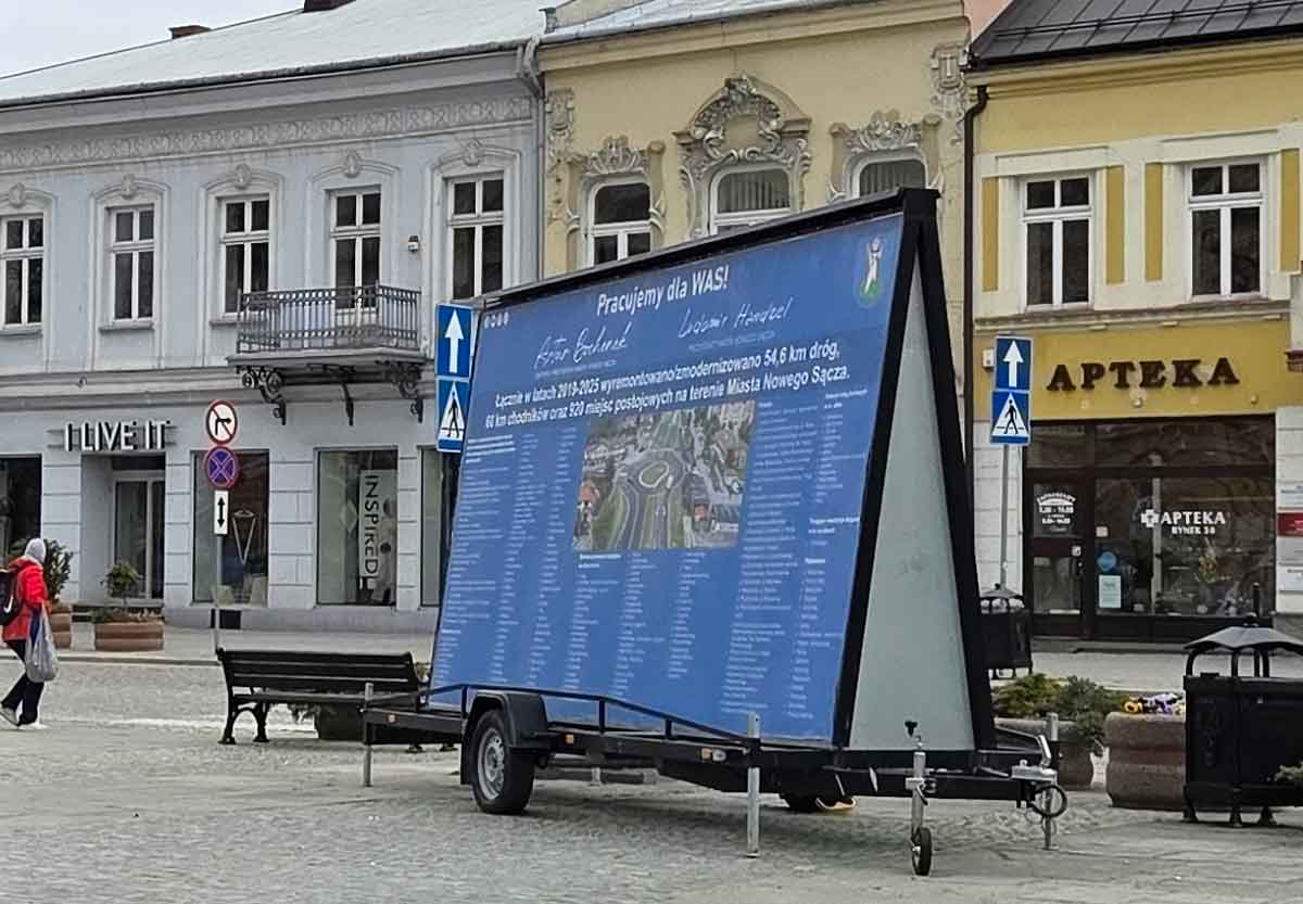 przyczepka reklamowa z materiałami promującymi władze miasta, rynek Nowego Sącza