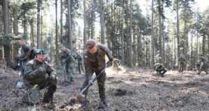 Funkcjonariusze Straży Granicznej, leśnicy i młodzież zasadzili 1000 drzew Z okazji Międzynarodowego Dnia Ziemi funkcjonariusze Straży Granicznej posadzili 1000 drzew