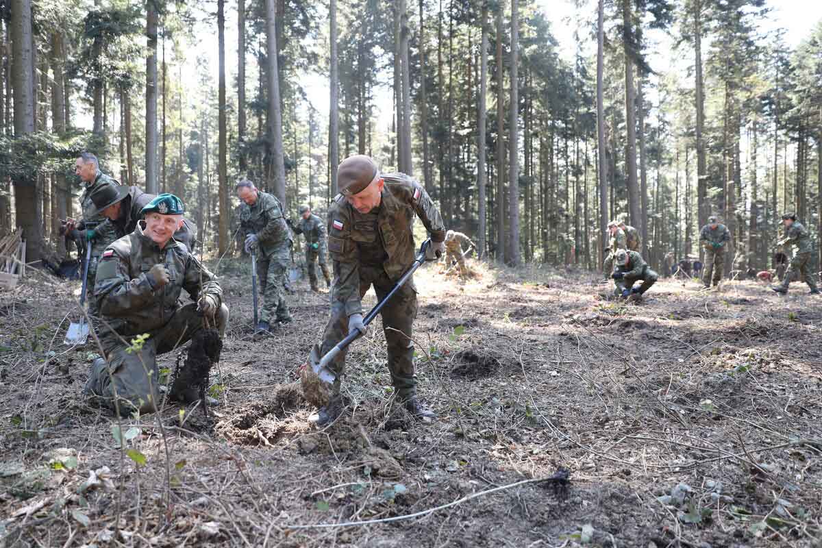 Z okazji Międzynarodowego Dnia Ziemi funkcjonariusze Straży Granicznej posadzili 1000 drzew