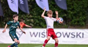 Jak małe miasto tworzy wielką piłkę? Wkrótce turniej RemarLand Sokolik Cup 2026 Sokolik Cup 2025 - młodzi piłkarze na boisku w Starym Sączu