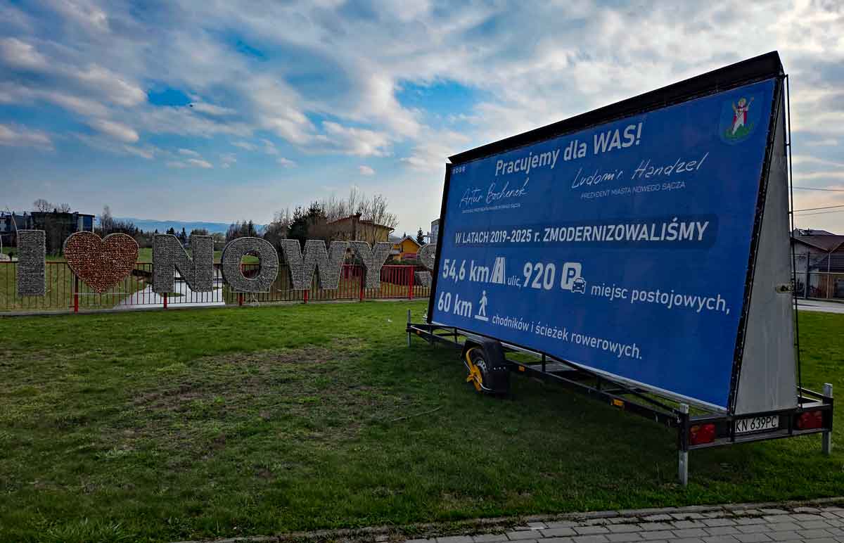 tablica reklamowa przy rondzie Jana Pawła II w Nowym Sączu
