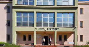 rektorat ANS w Nowym Sączu - budynek przy ul. Staszica. na uczelnię ma wrócić nabór na kierunek lekarski