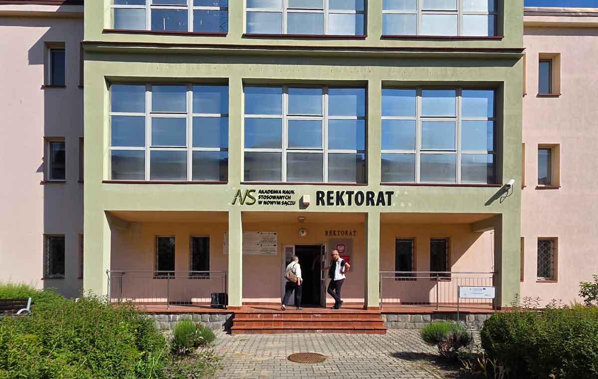 rektorat ANS w Nowym Sączu - budynek przy ul. Staszica. na uczelnię ma wrócić nabór na kierunek lekarski