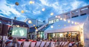 CKiS w Starym Sączu, Frida Art Cafe w trakcie projekcji festiwalu Peryferiada. widownia i leżaki na zewnątrz budynku