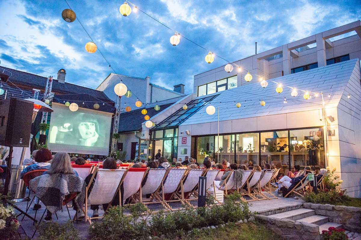 CKiS w Starym Sączu, Frida Art Cafe w trakcie projekcji festiwalu Peryferiada. widownia i leżaki na zewnątrz budynku