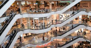 powody odwiedzin galerii handlowych - badanie 2026. wnętrze galerii handlowej