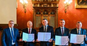 Politechnika Krakowska, Uniwersytet Jagielloński, Akademia Górniczo-Hutnicza oraz spółka NEWAG podpisały 14 czerwca list intencyjny w sprawie utworzenia zaawansowanego hubu naukowo-technologicznego. Celem porozumienia jest powołanie wspólnego podmiotu odpowiedzialnego za rozwój i komercjalizację technologii kwantowych w Polsce
