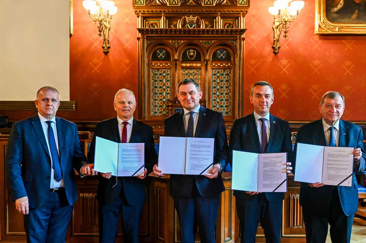 Politechnika Krakowska, Uniwersytet Jagielloński, Akademia Górniczo-Hutnicza oraz spółka NEWAG podpisały 14 czerwca list intencyjny w sprawie utworzenia zaawansowanego hubu naukowo-technologicznego. Celem porozumienia jest powołanie wspólnego podmiotu odpowiedzialnego za rozwój i komercjalizację technologii kwantowych w Polsce