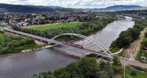 most kolejowy na Dunajcu w Nowym Sączu, na moście EZT Acatus Plus
