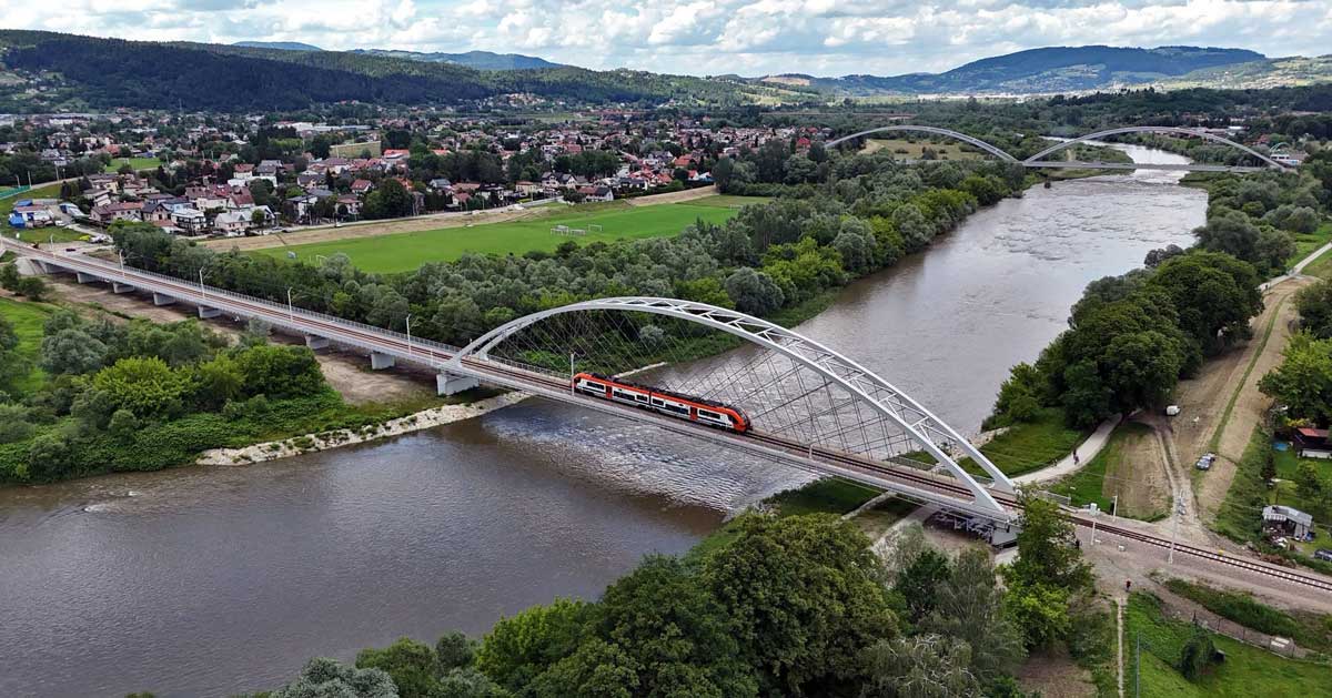 most kolejowy na Dunajcu w Nowym Sączu, na moście EZT Acatus Plus