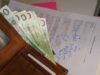 nadpłata podatku od nieruchomości - jak odzyskać. portfel, banknoty, w tle dokumenty