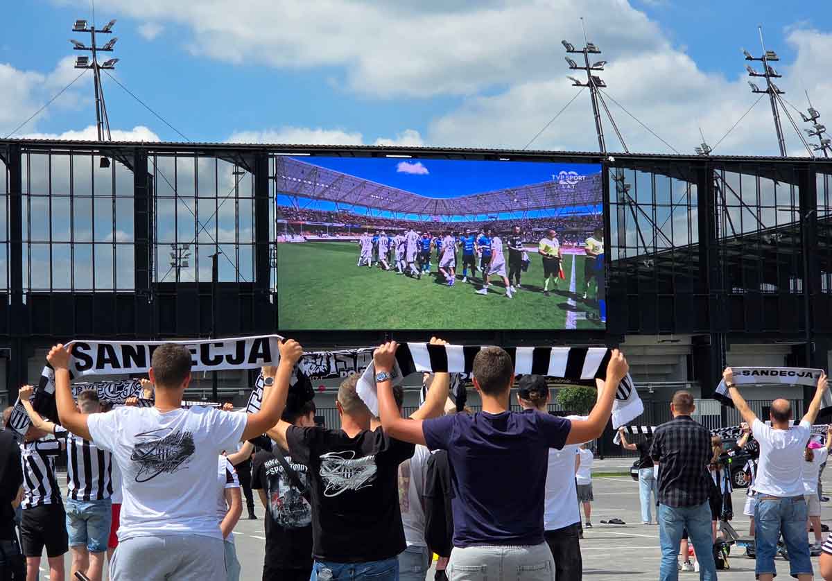 kibice oglądają mecz Sandecji na telebimie
