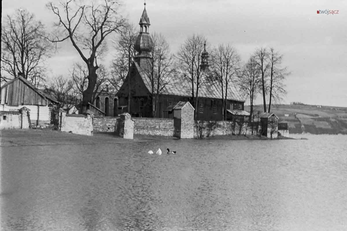 kościół p.w. św. Mikołaja Biskupa w Tęgoborzy, lata 60. fot. Mieczysław Jarończyk